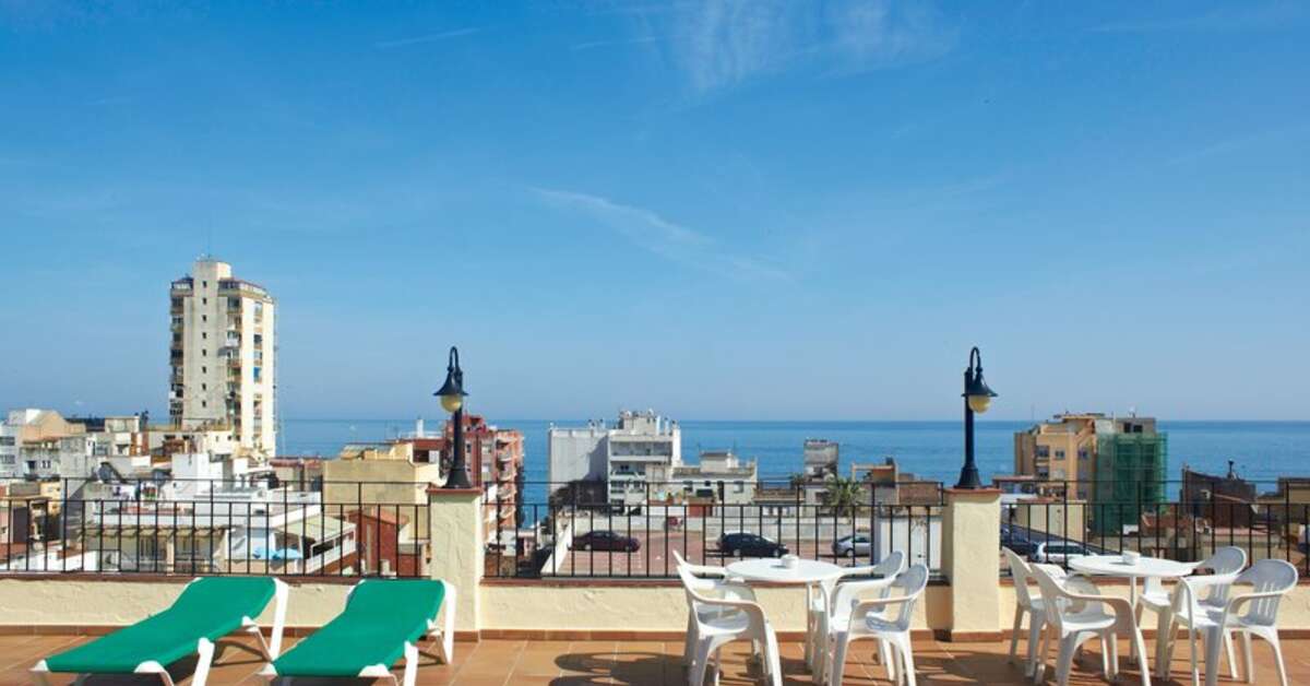 Een foto van het terras bij Hotel Lloret Santa Rosa