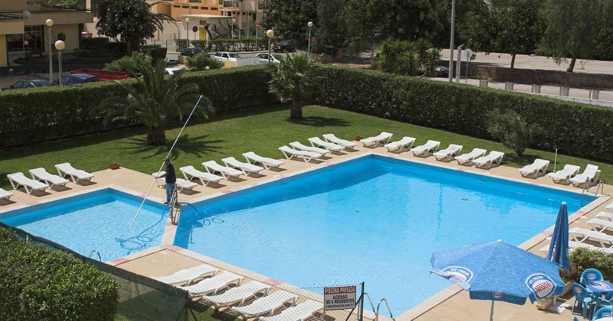 Een foto van het zwembad bij Castelos Da Rocha Appartementen