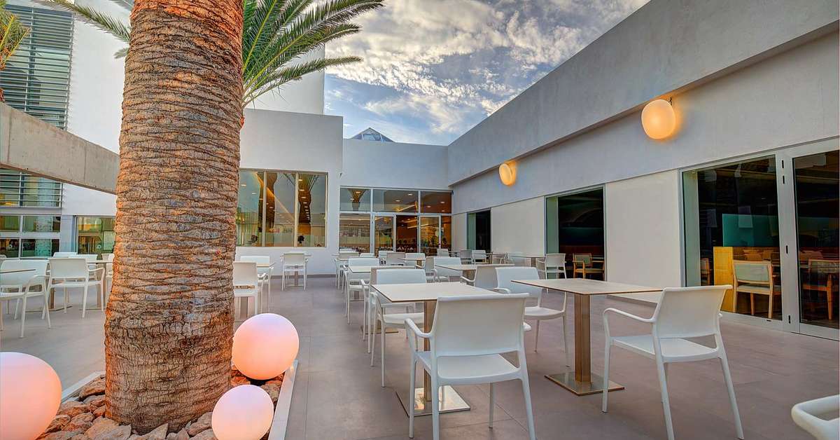 Een foto van het terras bij SBH Hotel Monica Beach Resort