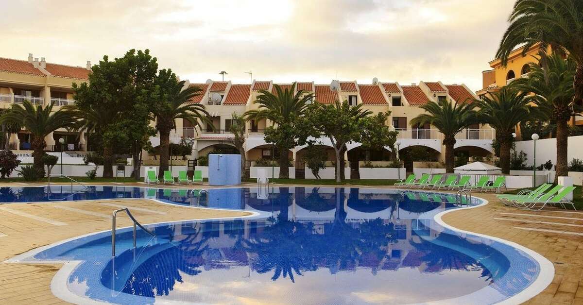 Een foto van het zwembad bij Hotel Coral Compostela Beach