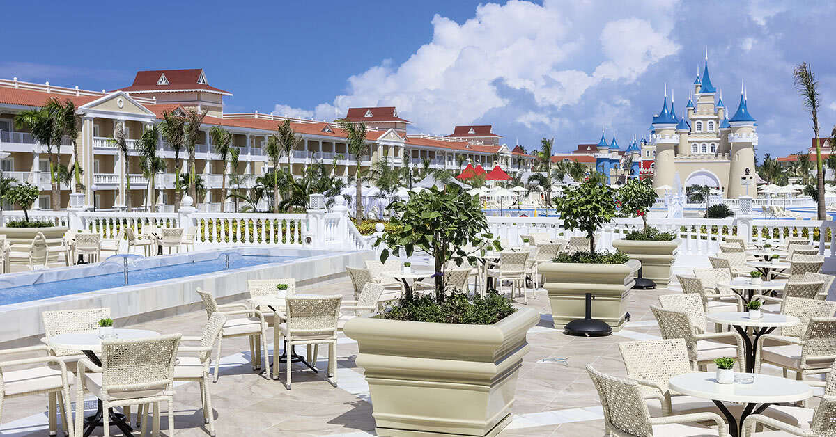 Een foto van het zwembad bij Fantasia Bahia Principe Punta Cana