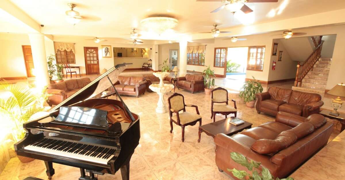 Een foto van het interieur van Travellers Beach Resort