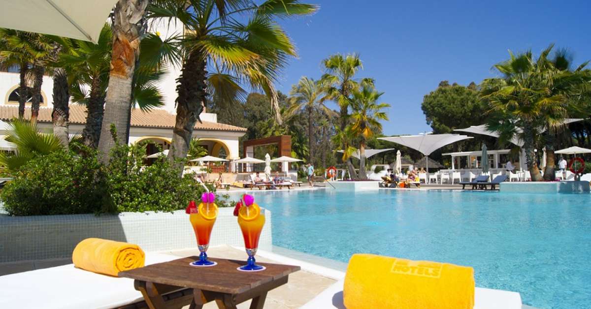 Een foto van het zwembad bij TUI Blue Isla Cristina Palace