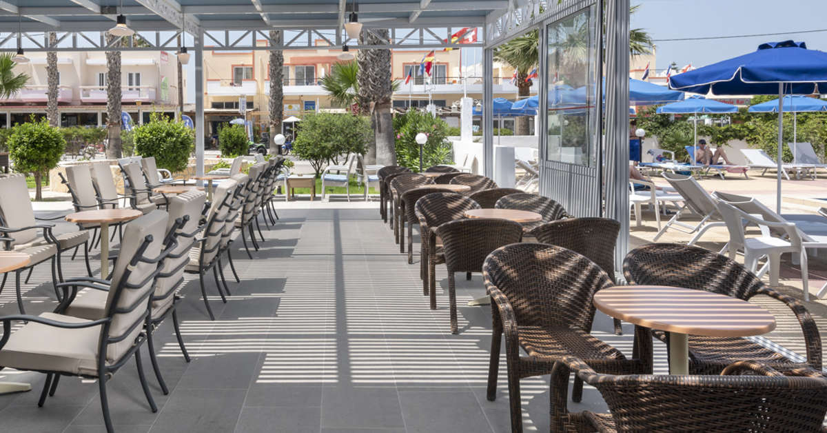 Een foto van het terras bij Hotel Tropical Sol
