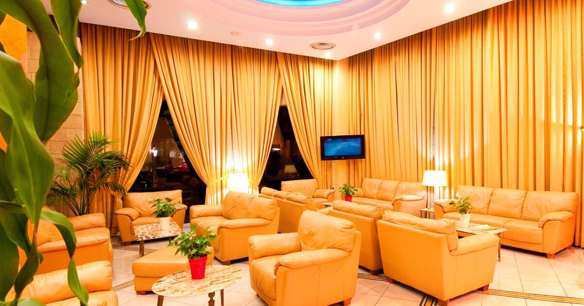 Een foto van het interieur van Alexandra Hotel