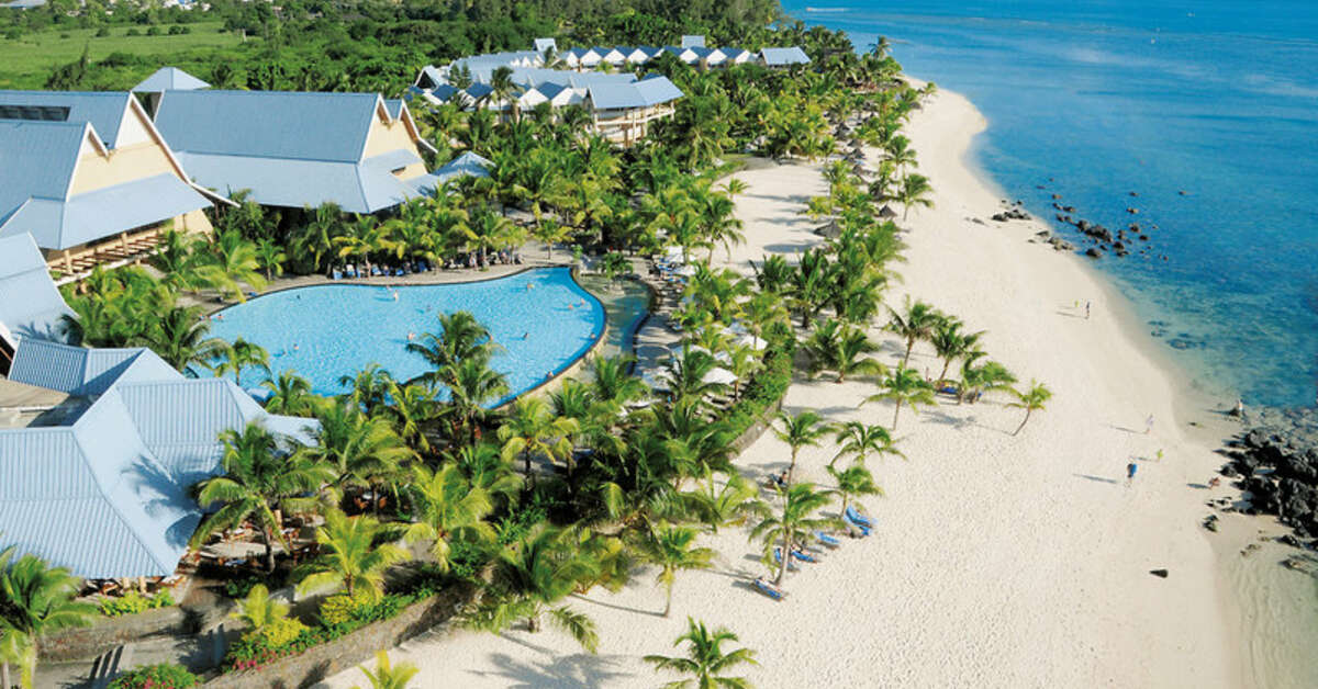 Een foto van het zwembad bij Victoria Beachcomber Resort & Spa