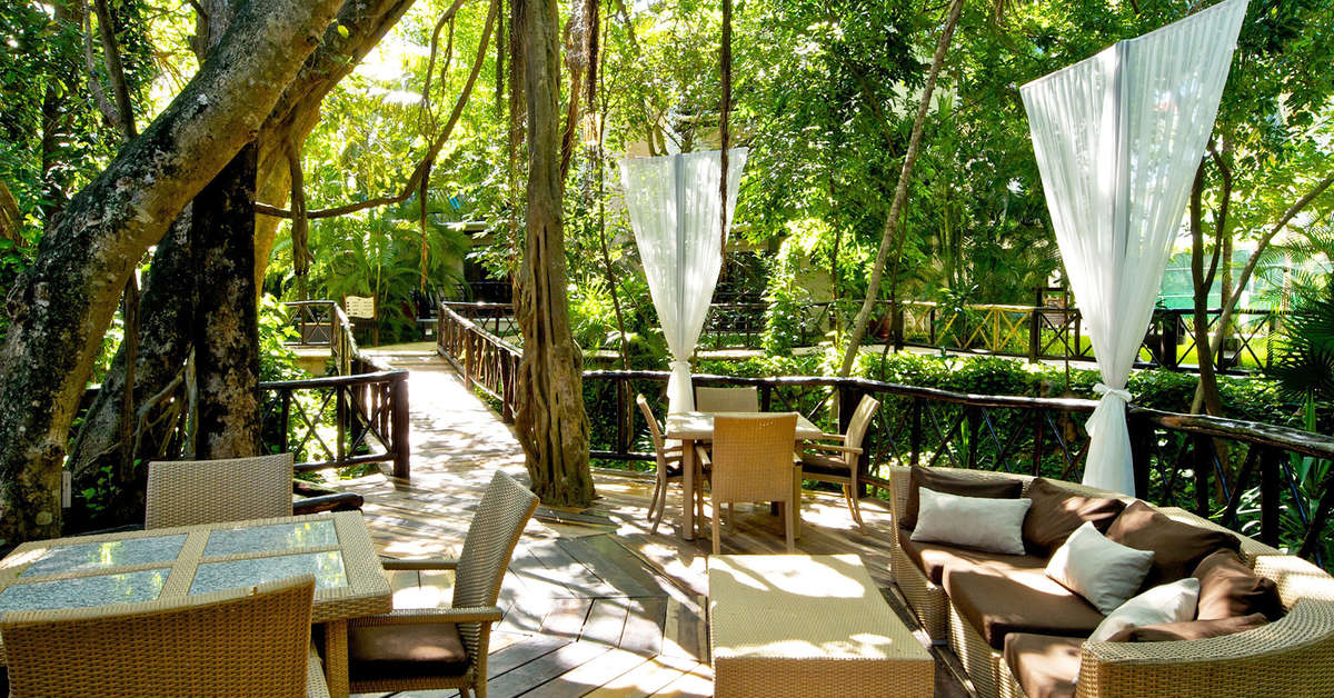 Een foto van het terras bij The Reef Playacar Resort