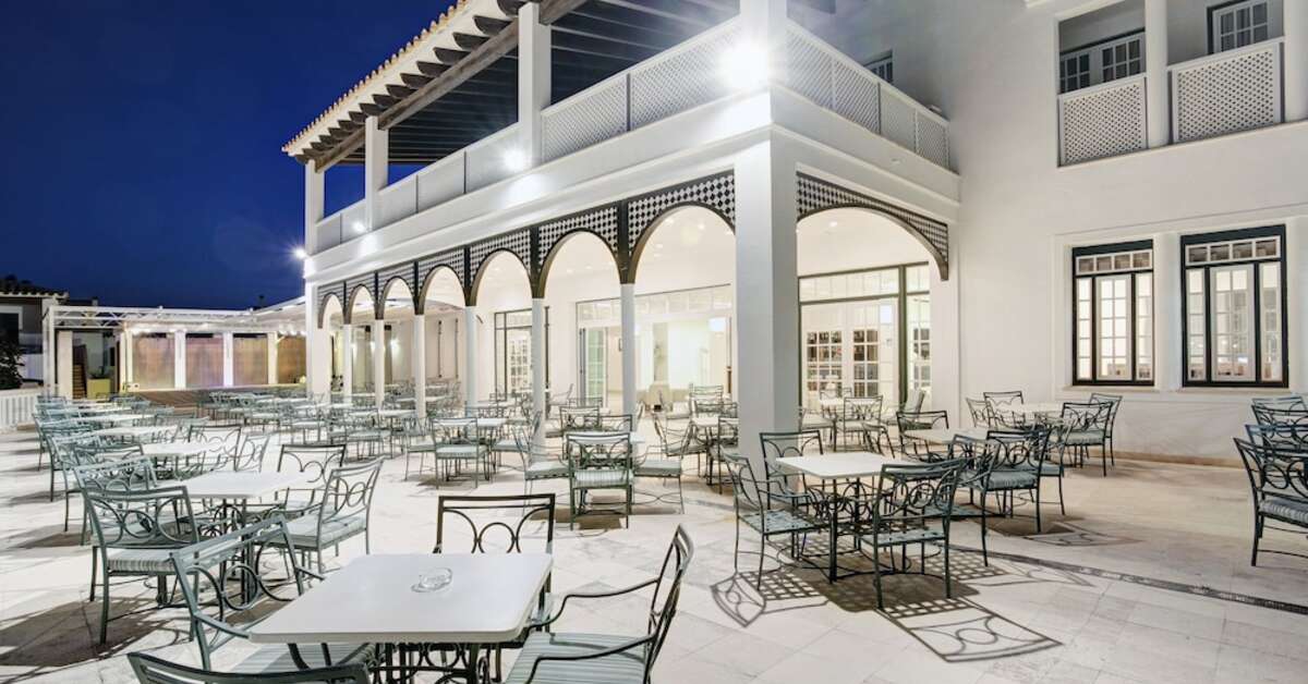 Een foto van het terras bij Grupotel Club Menorca