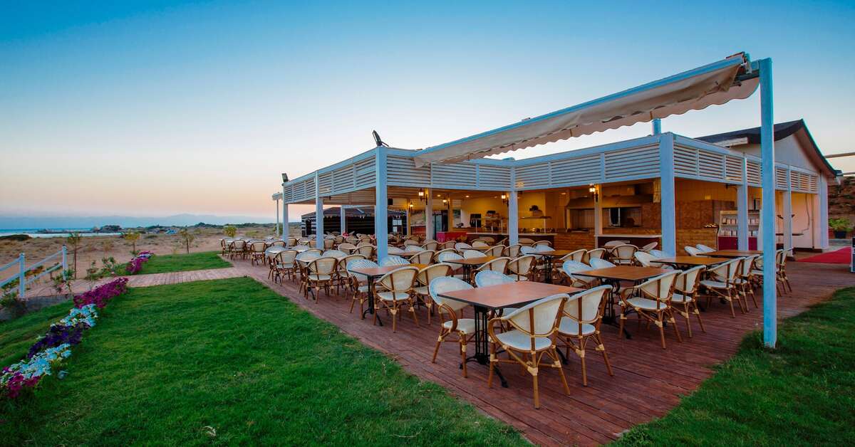 Een foto van het terras bij Ramada Resort By Wyndham Side