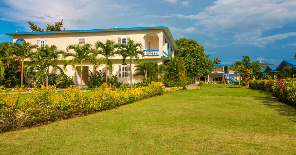 Een foto van de buitenkant van Travellers Beach Resort