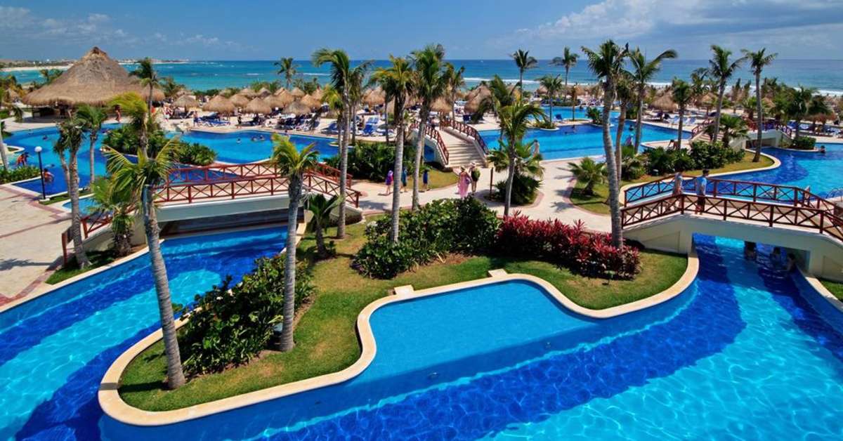 Een foto van het zwembad bij Grand Bahia Principe Coba