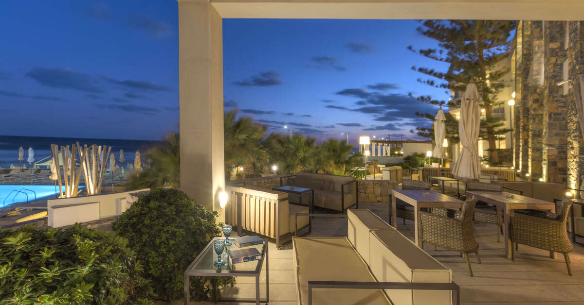 Een foto van het terras bij The Island Hotel