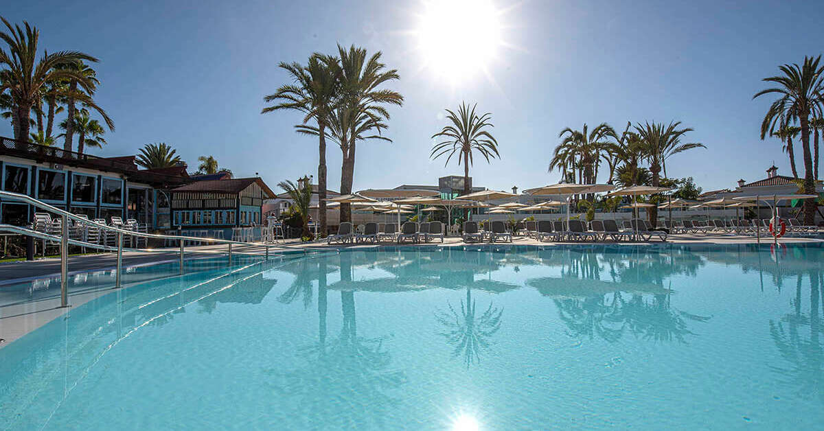 Een foto van het zwembad bij Hotel Livvo Dunagolf Suites