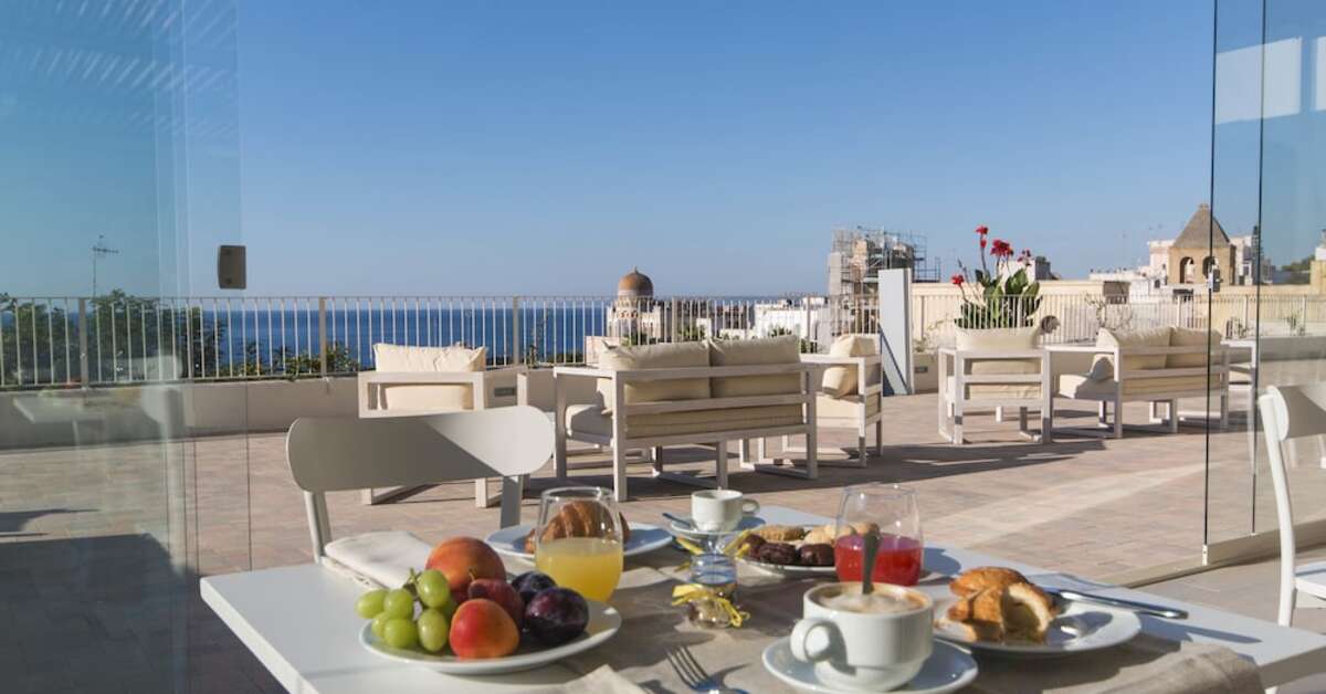 Een foto van het terras bij Est Hotel