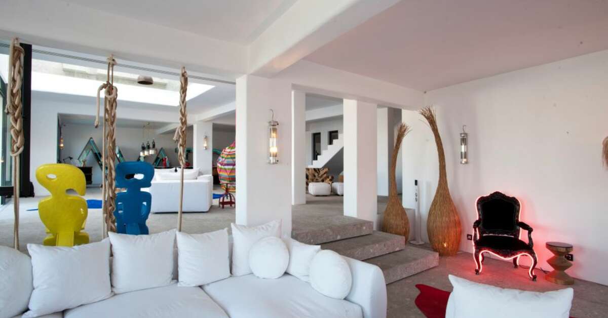 Een foto van het interieur van Myconian Avaton Resort