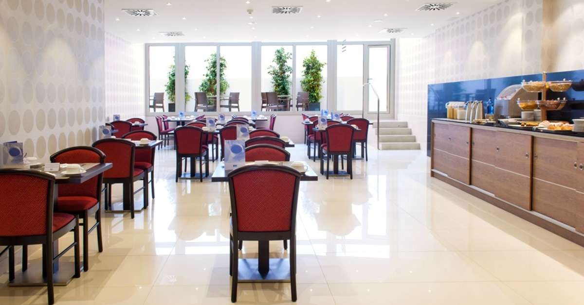 Een foto van het terras bij Hotel Lugano Barcelona