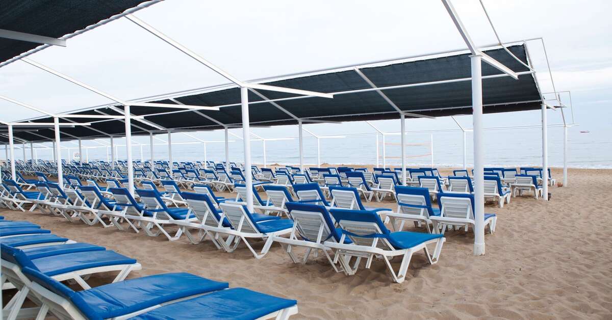 Ein Foto vom Strand beim Club Side Coast Hotel