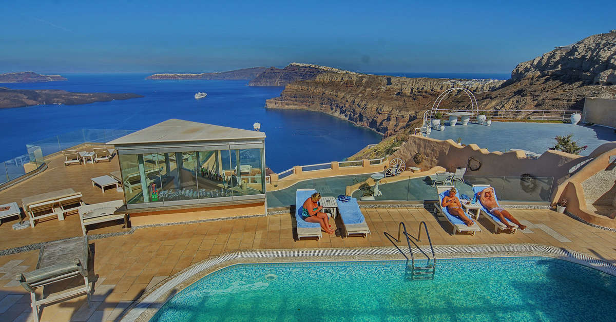 Een foto van het zwembad bij Suites Of The Gods Hotel