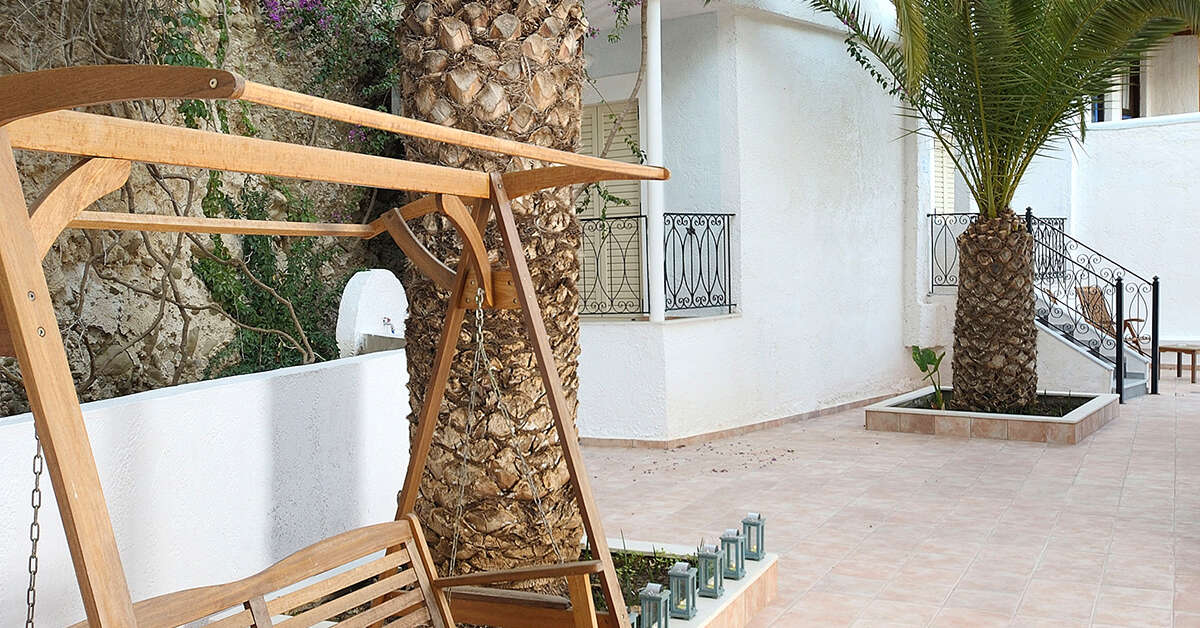 Een foto van het terras bij Glaros Hotel