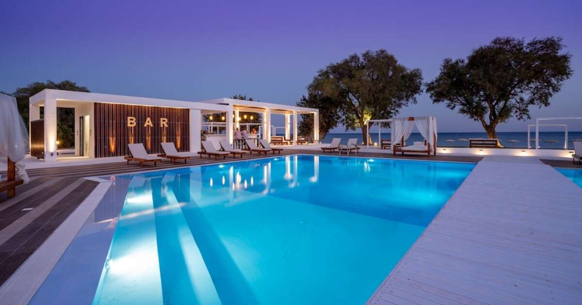 Een foto van het zwembad bij Kamari Plus Hotel