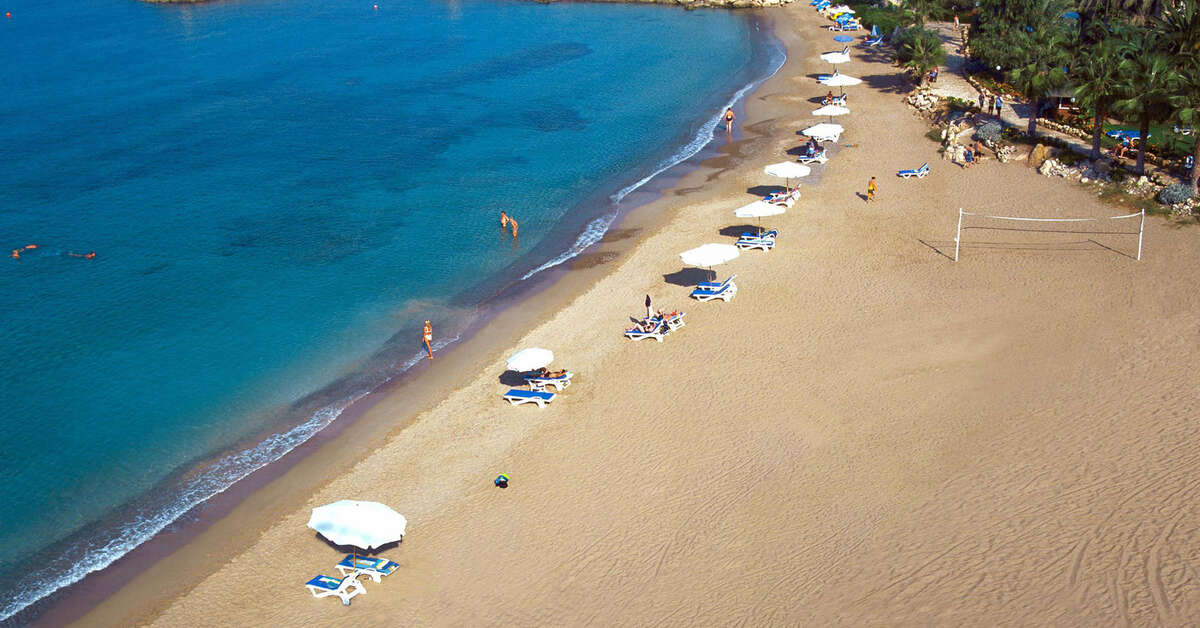 Een foto van het strand bij Coral Beach Hotel & Resort