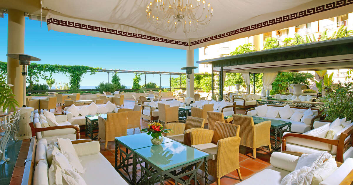 Een foto van het terras bij Iberostar Selection Anthelia