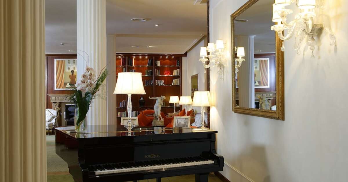 Een foto van het interieur van De La Ville