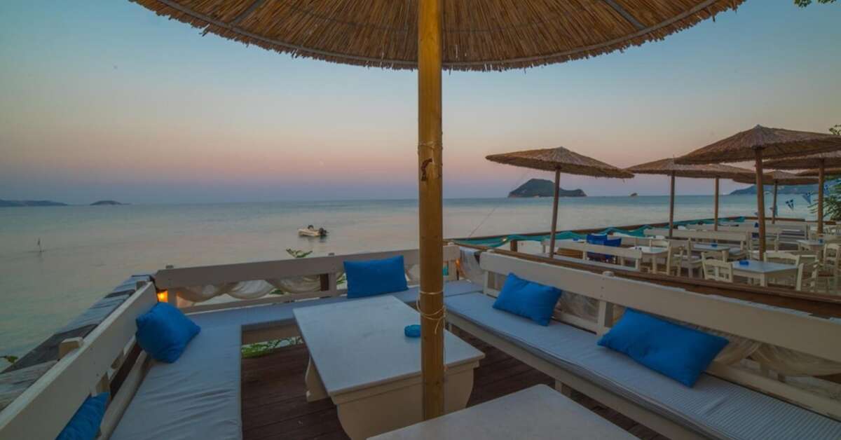 Een foto van het terras bij Porto Koukla Beach