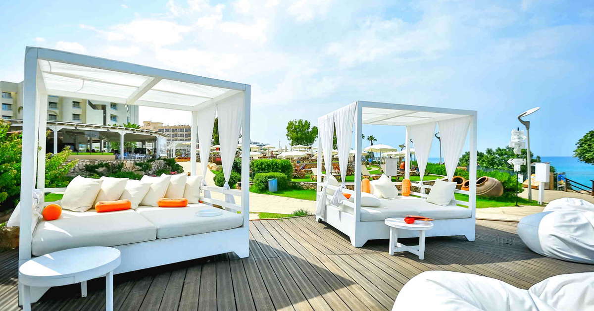 Een foto van het terras bij Capo Bay Hotel