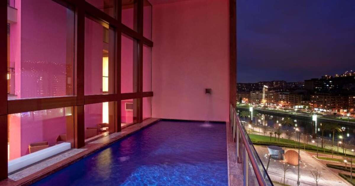 Een foto van het zwembad bij Melia Bilbao
