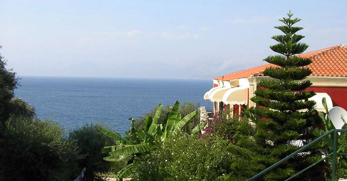 Een foto van de buitenkant van Apraos Bay Hotel