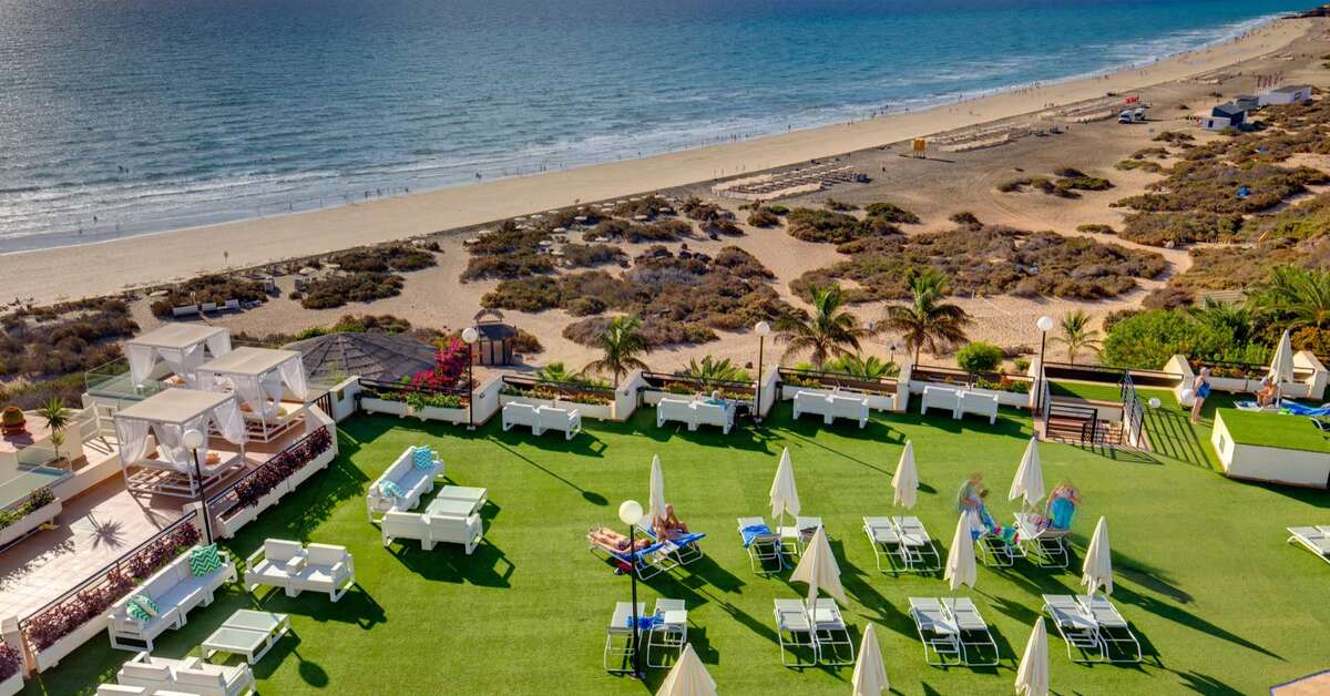 Een foto van het terras bij SBH Crystal Beach Hotel & Suites