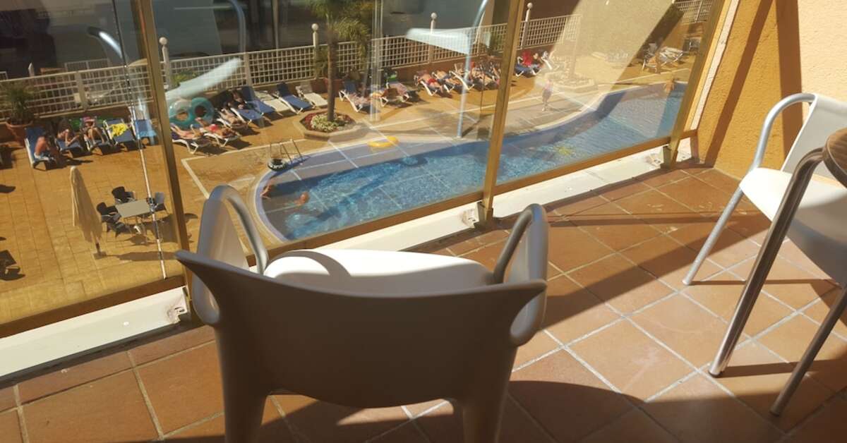 Een foto van het terras bij Hotel Bon Repos