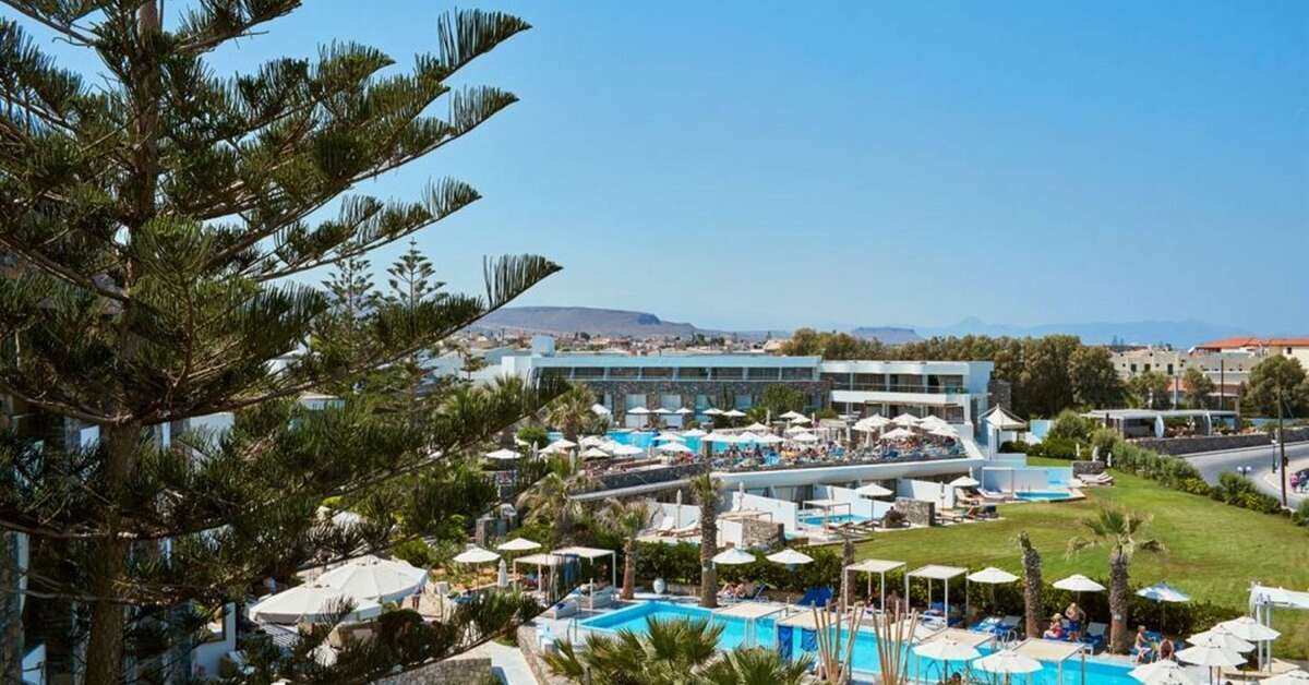 Een foto van het zwembad bij The Island Hotel
