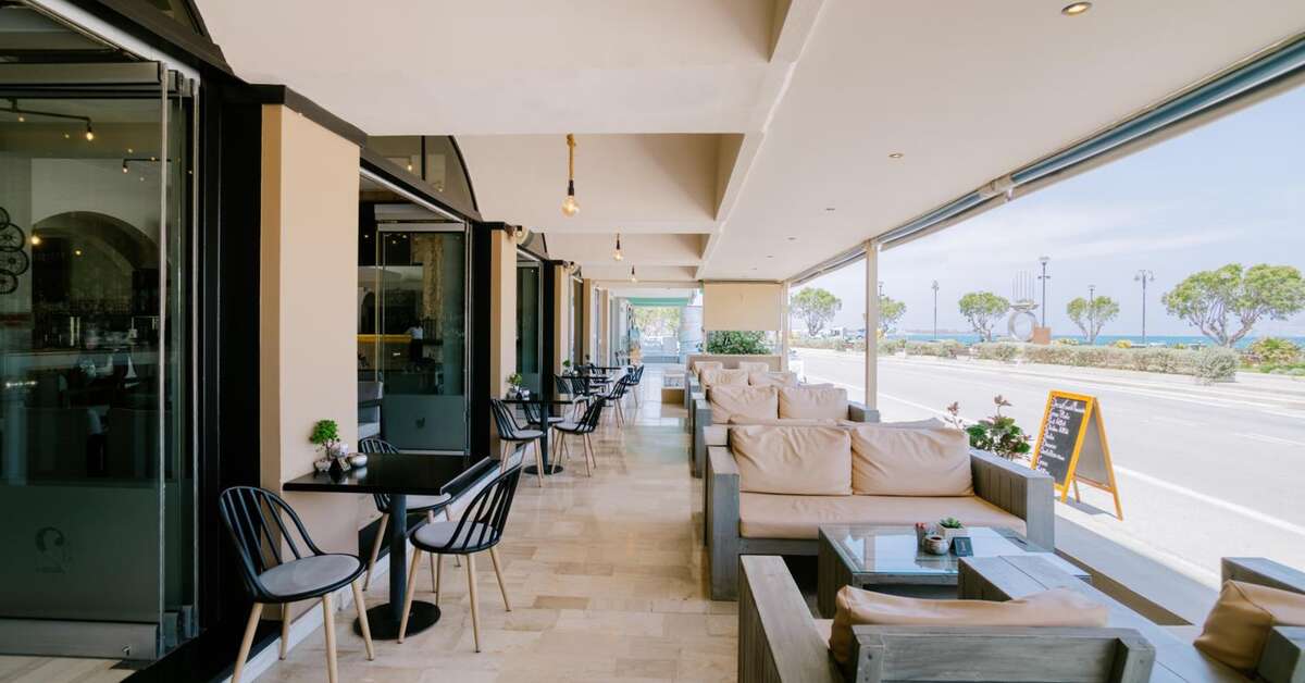 Een foto van het terras bij Zephyros Hotel