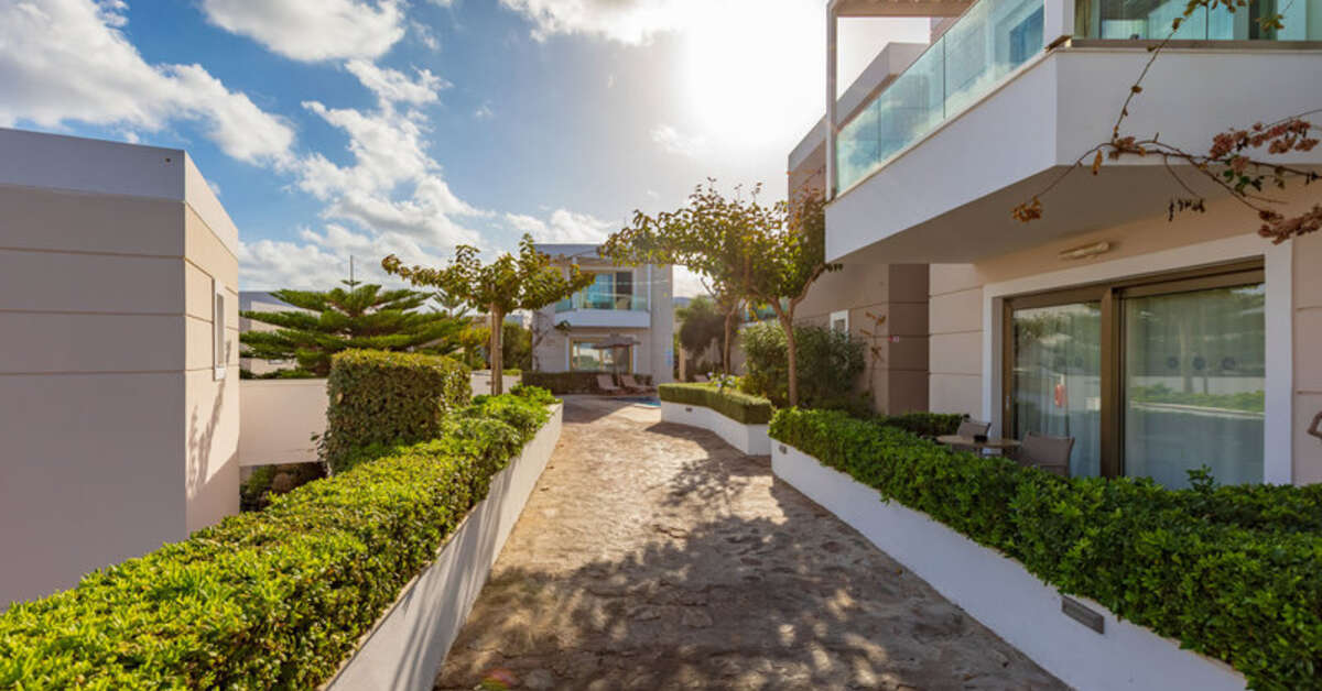 Een foto van de buitenkant van The Royal Blue Resort & Spa