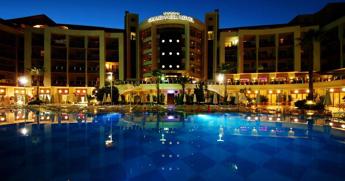 Een foto van het zwembad bij Grand Pasa Hotel