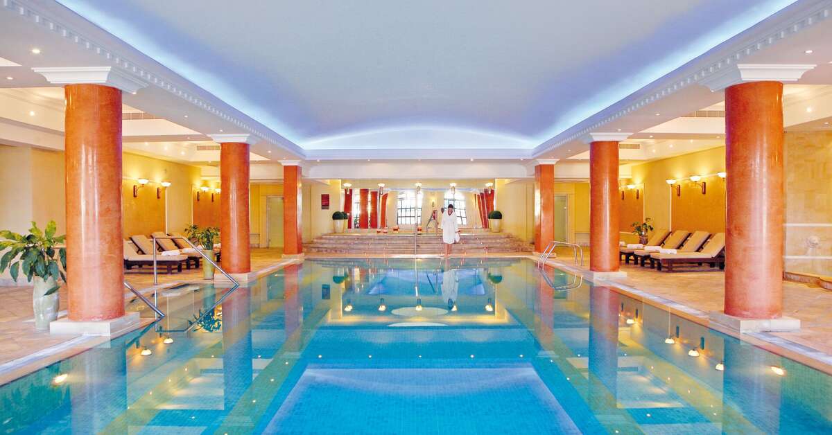 Een foto van het zwembad bij Elysium Hotel