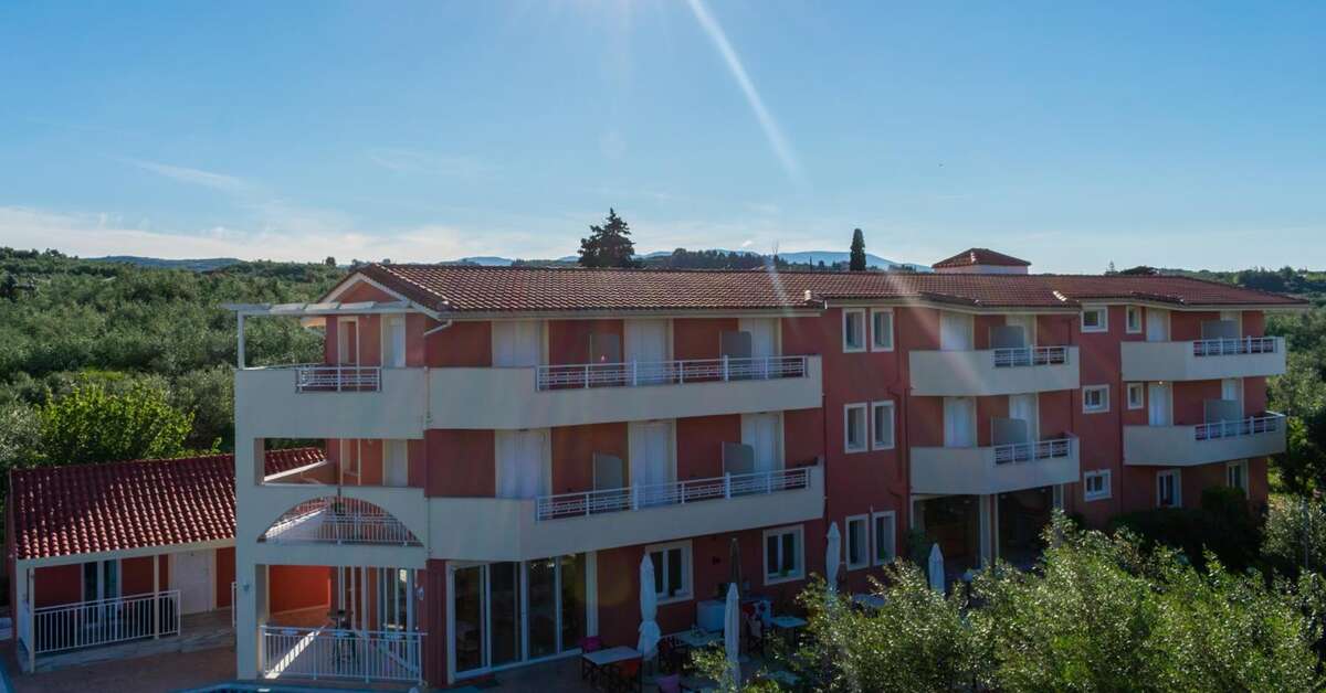 Een foto van de buitenkant van Zante Pantheon Hotel