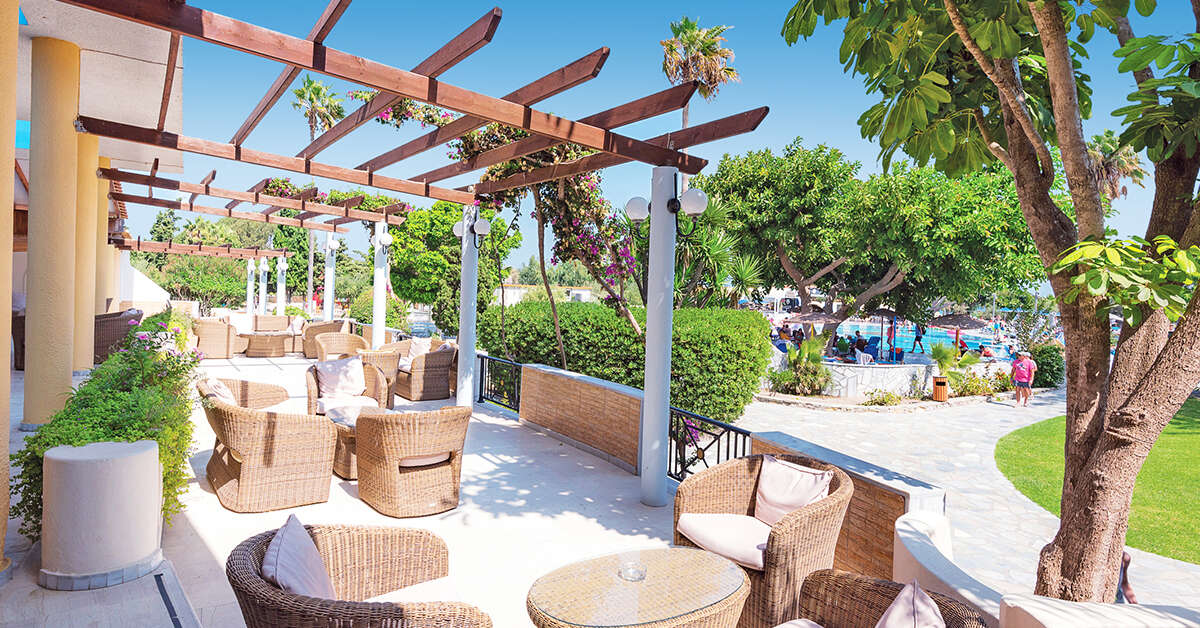 Een foto van het terras bij Atlantis Hotel