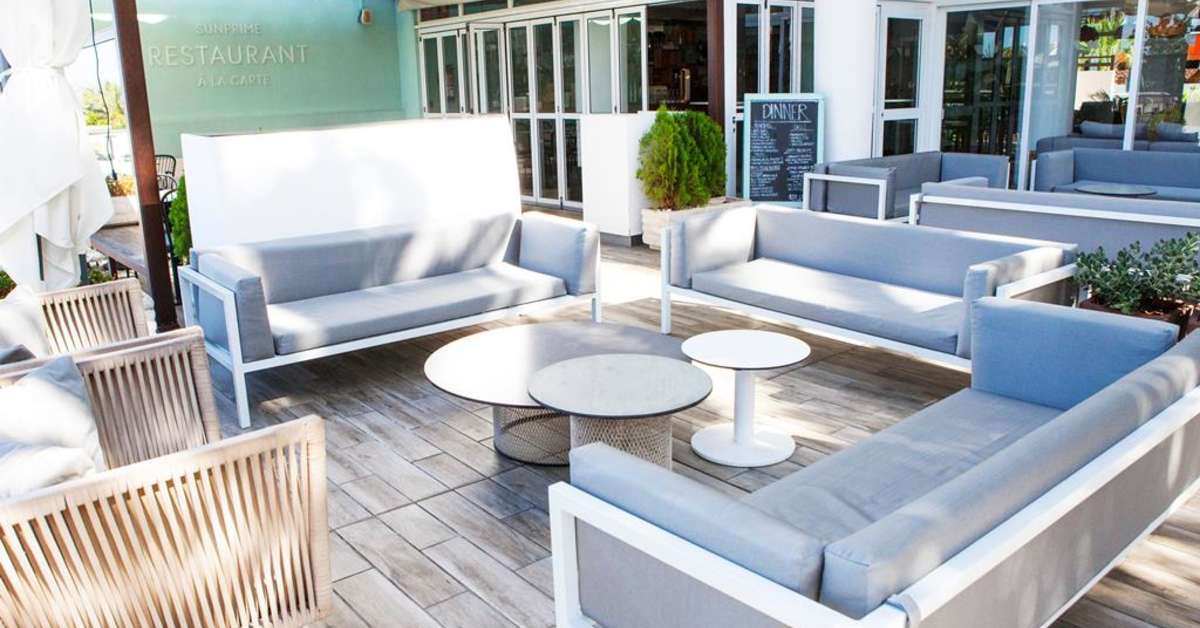 Een foto van het terras bij Hotel Coral Ocean View