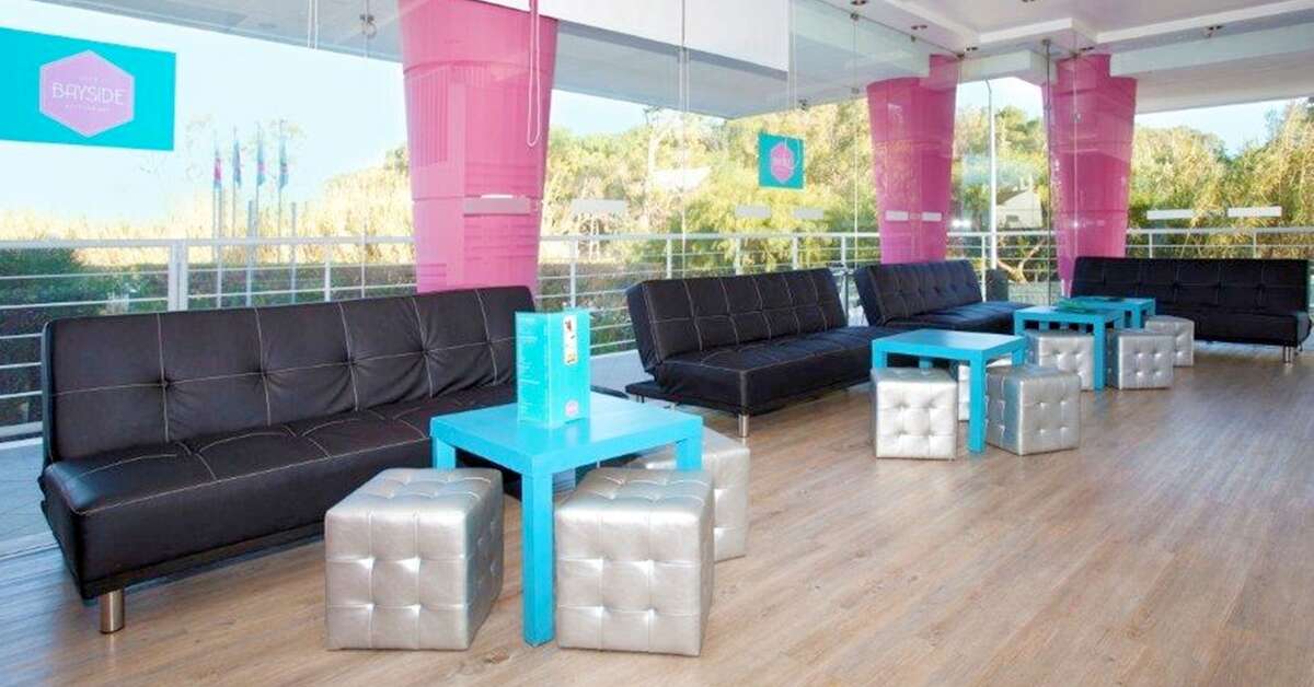 Een foto van het interieur van Bayside Salgados Appartementen
