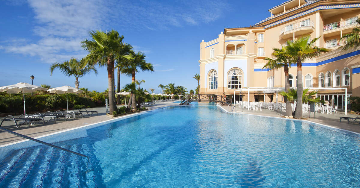 Een foto van het zwembad bij Melia Atlantico Isla Canela