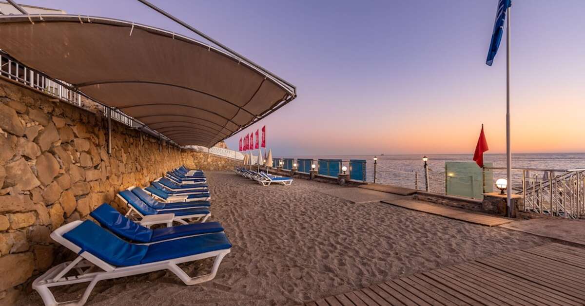 Een foto van het strand bij White City Beach Hotel