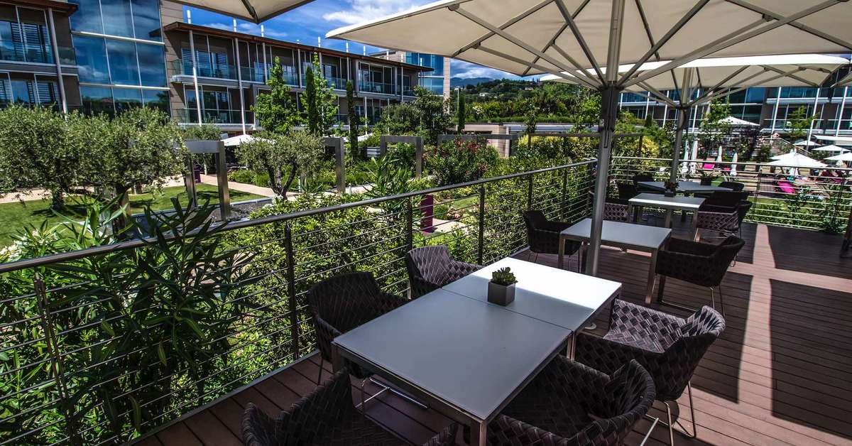 Een foto van het terras bij Aqualux Hotel Spa Suite & Terme