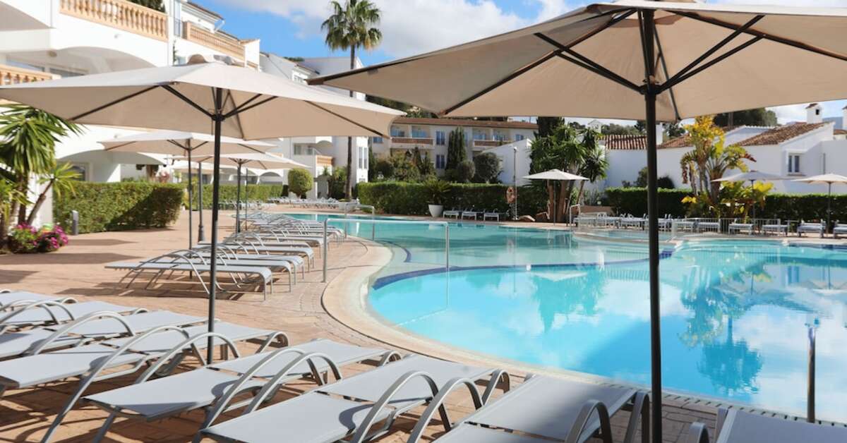 Een foto van het zwembad bij La Pergola Aparthotel