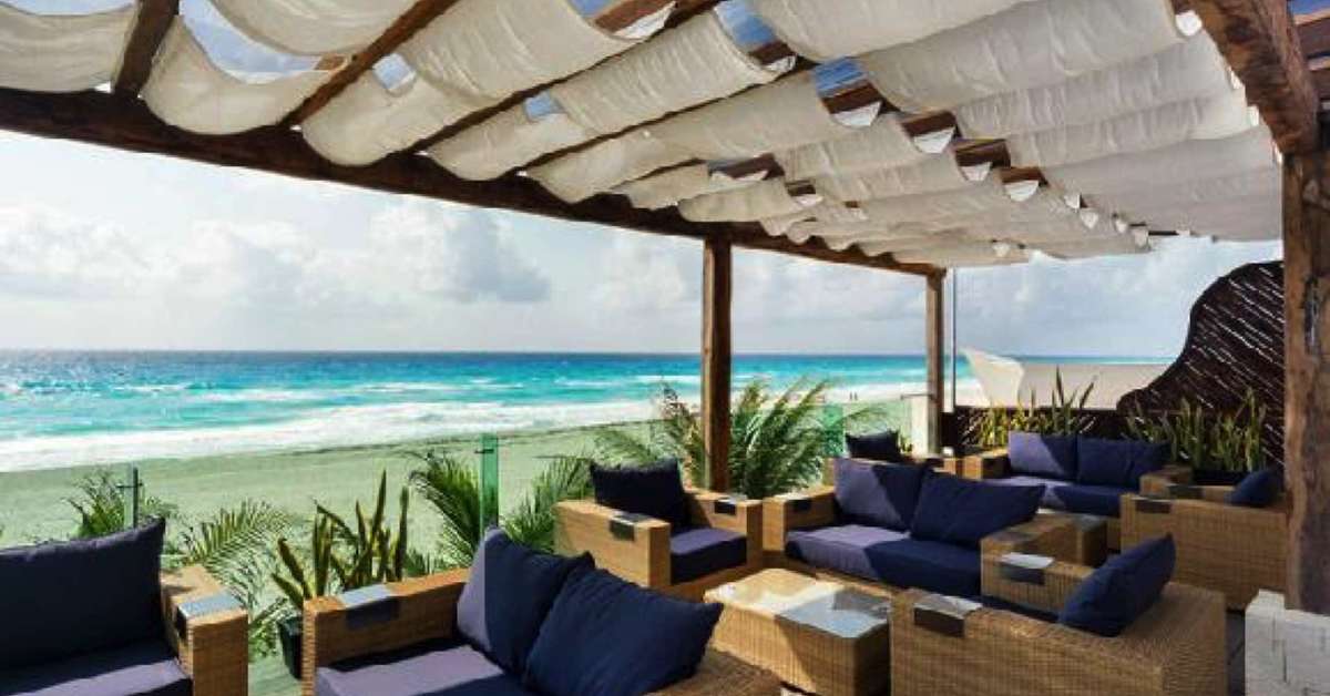 Een foto van het terras bij Flamingo Cancun Resort