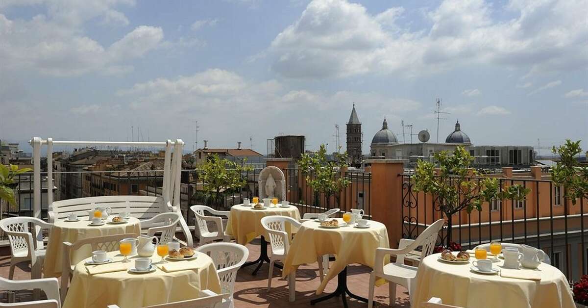 Een foto van het terras bij Hotel Torino