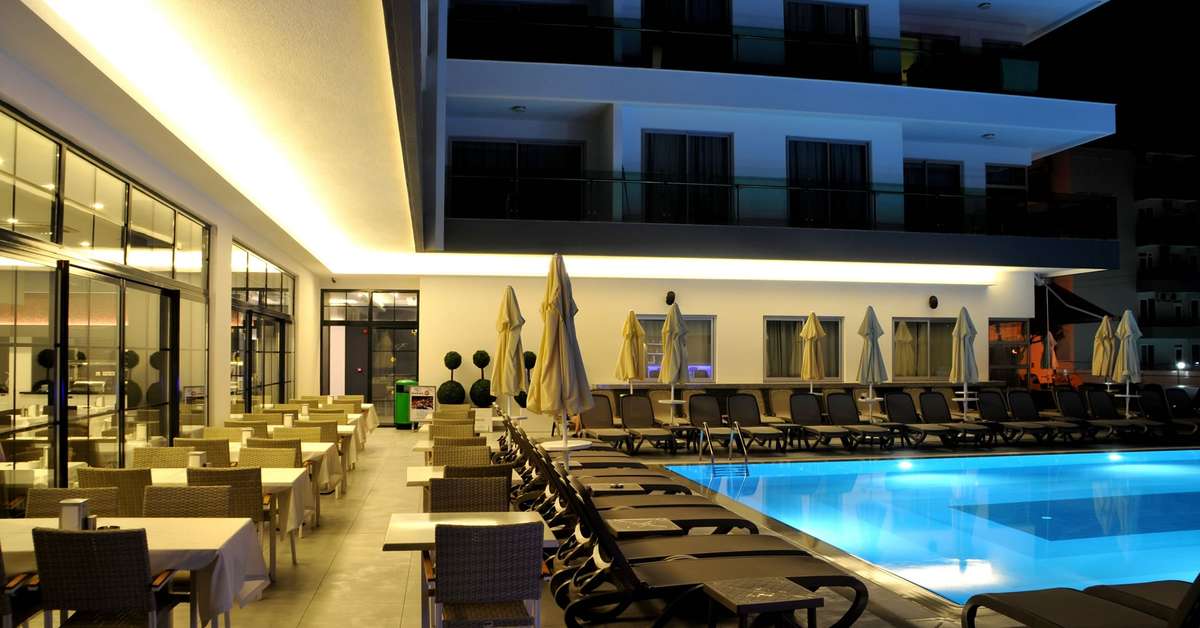 Een foto van het zwembad bij Green Garden Suites
