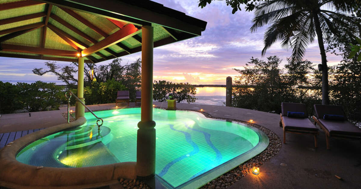 Een foto van het zwembad bij Royal Island Resort & Spa